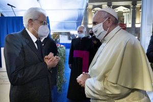 Ο 83χρονος Πάπας φόρεσε μάσκα για πρώτη φορά σε δημόσια εκδήλωση