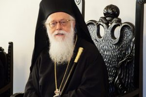 Θετικός στον κορονοϊό ο Αρχιεπίσκοπος Αλβανίας – Μεταφέρεται με C-130 στην Αθήνα