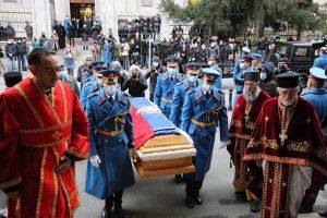 Διεθνής σάλος για το λαϊκό προσκύνημα στον Πατριάρχη Σερβίας : Σοκαριστικές εικόνες, λένε τα διεθνή πρακτορεία!