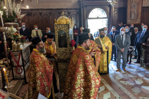 Εντός του ναού του Αγίου Σπυρίδωνος, πένθιμα αλλά κατανυκτικά, η λιτανεία για το Πρωτοκύριακο στην Κέρκυρα