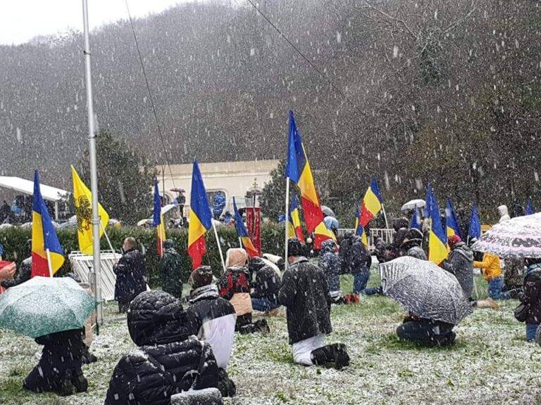 You are currently viewing ΣΥΓΚΛΟΝΙΣΤΙΚΟ: Γονατιστοί μέσα στο χιόνι για τον Άγιο Ανδρέα στην Ρουμανία