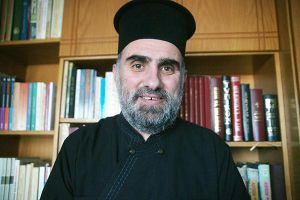 Ο πατήρ Ηλίας Μάκος μας μεταφέρει τον εκκλησιαστικό  παλμό,την ζωή και την ιστορία της Εκκλησίας της Αλβανίας