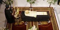 Τρίκαλα: Το στεφάνι που συγκίνησε στην κηδεία του μακαριστού μητροπολίτη Κυρού Αλεξιου