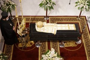Τρίκαλα: Το στεφάνι που συγκίνησε στην κηδεία του μακαριστού μητροπολίτη Κυρού Αλεξιου