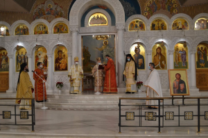 Ο Αρχιεπίσκοπος Αναστάσιος τέλεσε τη χριστουγεννιάτικη λειτουργία στα Τίρανα…