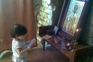Κοριτσάκι προσεύχεται γονατιστό μέσα σ’ ένα χαμόσπιτο!