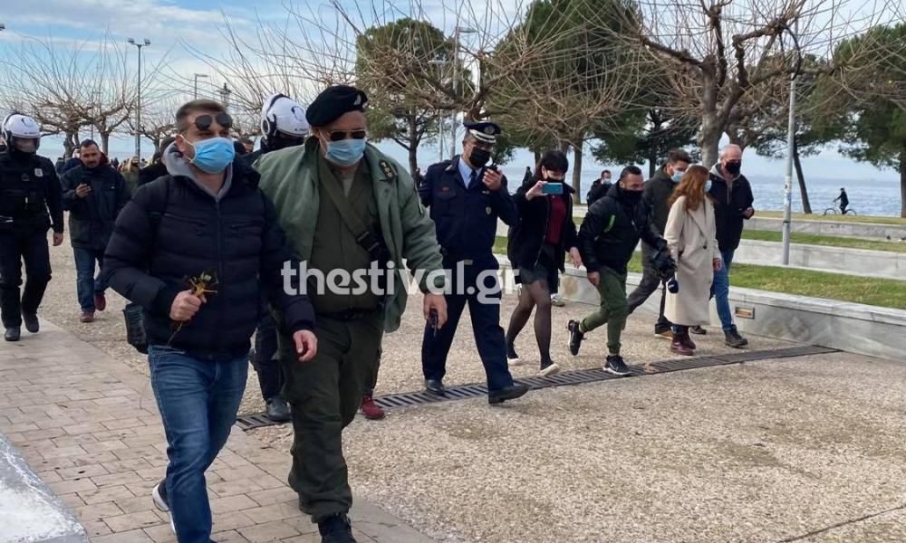 You are currently viewing Χαμός στην Θεσσαλονίκη: Η αστυνομία συνέλαβε άτομα που έριξαν τον σταυρό