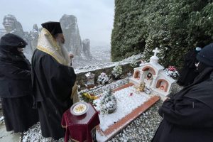 Εν μέσω συνεχούς χιονόπτωσης το 40ήμερο μνημόσυνο της «μάνας των Μετεώρων» Γερόντισσας Φιλοθέης – Ιερά Μονή Ρουσσάνου Μετεώρων