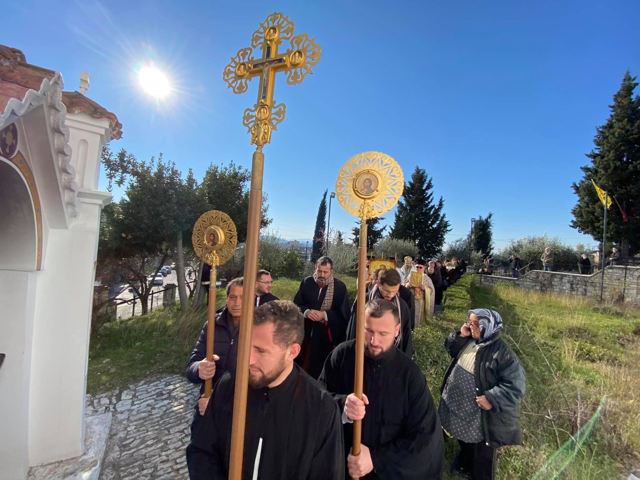 You are currently viewing Με αρχιερατική θεία λειτουργία και λιτανεία εόρτασε ο ναός Αγίου Αθανασίου Ελμπασάν στην Αλβανία