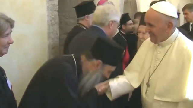 You are currently viewing Να τον χαιρόμαστε: όταν ο νέος Πατριάρχης Σερβίας Πορφύριος φιλούσε το χέρι του…. Πάπα