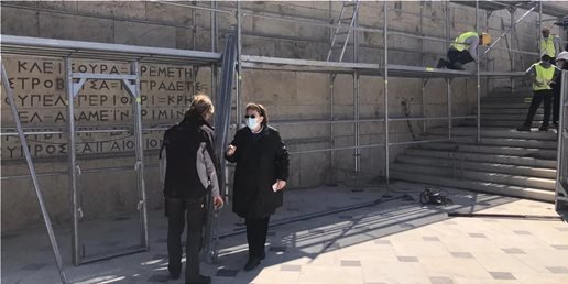 ΕΠΙΤΕΛΟΥΣ! Καθαρίζεται το μνημείο του Αγνώστου Στρατιώτη με αφορμή την επέτειο της Ελληνικής Επανάστασης