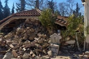 Σεισμός 6,3 Ρίχτερ χτύπησε την Ελασσόνα-Κατέρρευσε εκκλησία – Στους δρόμους οι κάτοικοι