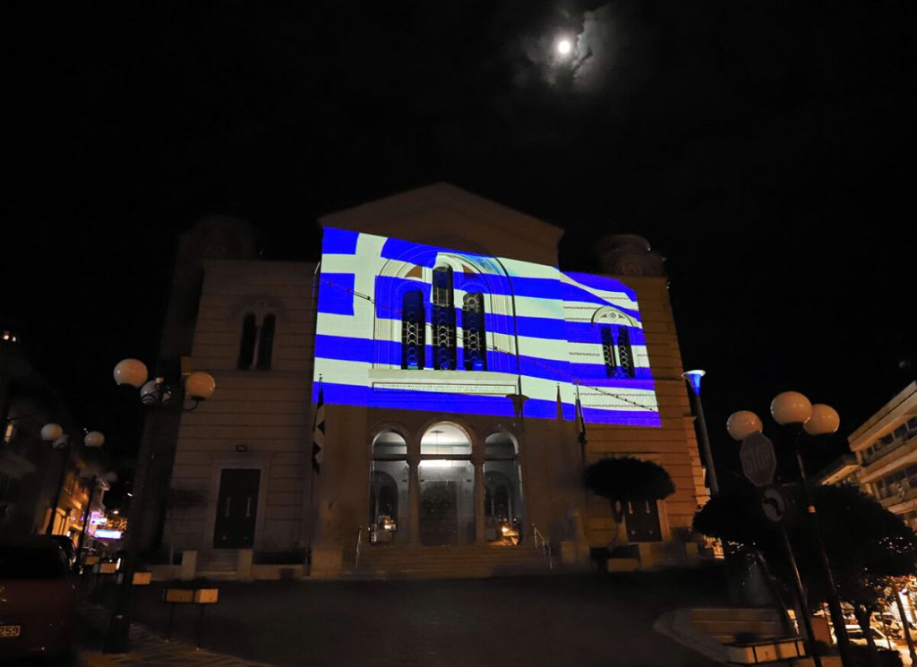 Μια μεγάλη ελληνική σημαία «έντυσε» τον Καθεδρικό Ναό του Αποστόλου Παύλου στην Καβάλα
