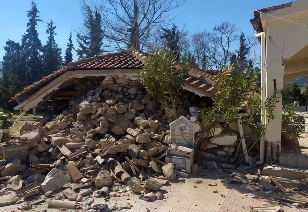 Δείτε φωτογραφίες: Κατέρρευσε η εκκλησία στο Μεσοχώρι