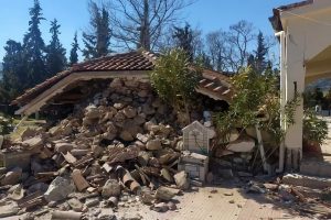 Δείτε φωτογραφίες: Κατέρρευσε η εκκλησία στο Μεσοχώρι