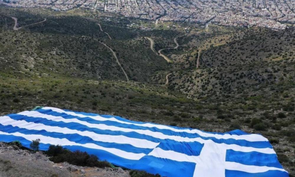You are currently viewing Στο πιο ψηλό σημείο του Υμηττού η ελληνική σημαία από τον δήμαρχο Γλυφάδας κ. Παπανικολάου