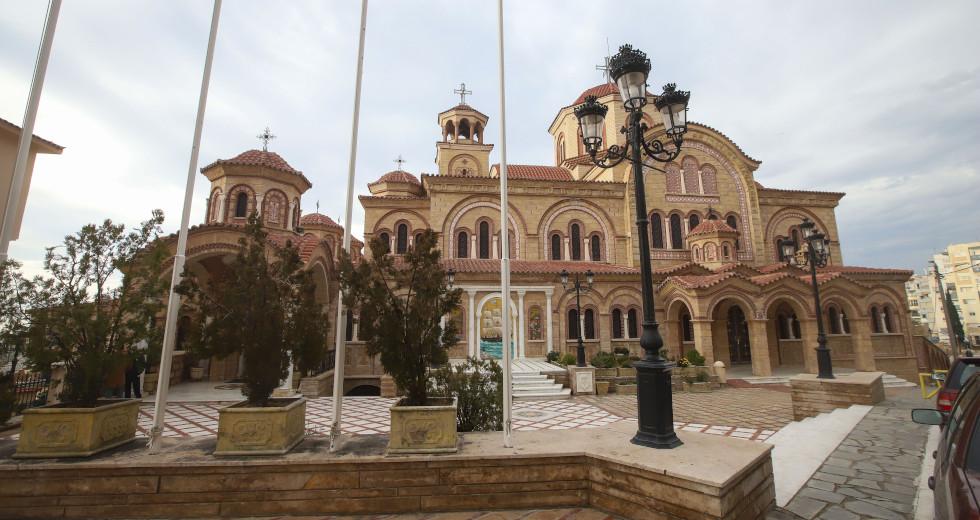 Συνωστισμός πιστών έξω από εκκλησία της Θεσσαλονίκης