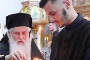 Πολλοί πιστοί προσήλθαν στο Μυστήριο του Ευχελαίου στην  Εκκλησία της Αλβανίας ως φάρμακο κατά των ασθενειών και του κορωνοϊού