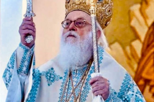 Αρχιεπίσκοπος Αναστάσιος: “Η Εκκλησία δεν ανακατεύεται με τα κόμματα, αλλά είναι χρέος και δικαίωμα των Ορθοδόξων να ψηφίζουν”