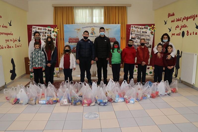 You are currently viewing Παιδιά του Σχολείου της Μητροπόλεως  του Αργυροκάστρου συγκέντρωσαν και μοίρασαν τρόφιμα σε άπορες οικογένειες