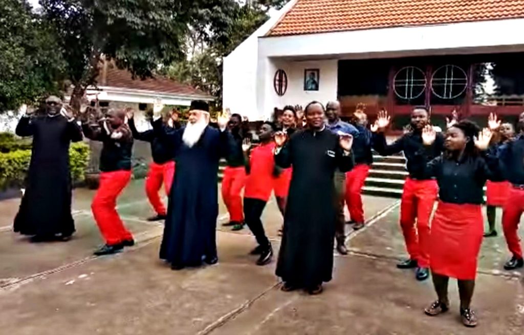 You are currently viewing Ένας άξιος δεσπότης της ιεραποστολής  χορεύει παραδοσιακά με Κονγκολέζους