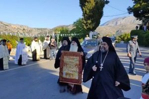 Συγκινητική υποδοχή Λαβάρου Αγίας Λαύρας κι επιμνημόσυνη δέηση στην Κρήτη