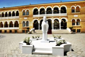 H Ιερά Αρχιεπισκοπή Κύπρου για τους εμβολιασμούς