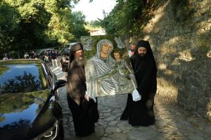 Η ιστορική υποδοχή της νέας ιεράς εικόνας στην Ιερά Μονή Παναγίας Βαρνακόβης