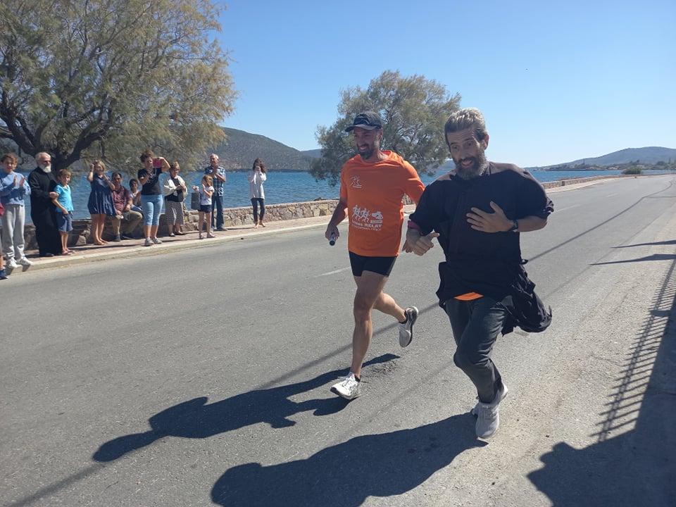 You are currently viewing Λέσβος: Ιερέας δρομέας τρέχει με το ράσο του σε αγώνες και κερδίζει μετάλλια