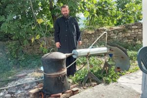 Παραγωγή ρακής με παραδοσιακό τρόπο σε Ορθόδοξο Μοναστήρι της Αλβανίας