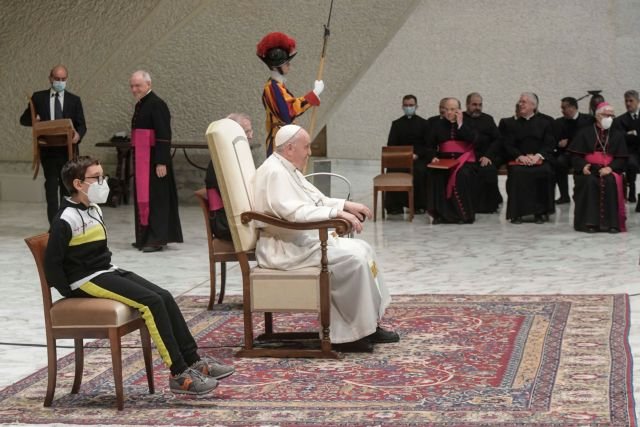 You are currently viewing Βατικανό: Ένα επίμονο αγόρι κλέβει την παράσταση στην ακρόαση του Πάπα Φραγκίσκου