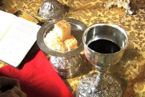 «Βόμβα»από τους Αγίους Τόπους: Επετράπη σε καθολικούς ιερείς να κοινωνούν Ορθόδοξους – Ισχύει και στην Κύπρο