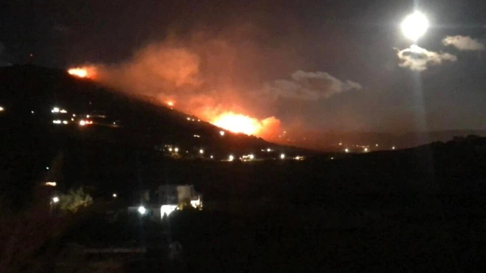 You are currently viewing Φωτιά στην Τήνο, οι ισχυροί άνεμοι δυσκολεύουν τις προσπάθειες κατάσβεσης