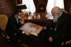 Ο Πρόεδρος της Εταιρείας «Παιχνίδια Δεσύλλας» στον Αρχιεπίσκοπο Ιερώνυμο