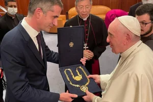 Με το Χρυσό Μετάλλιο Αξίας της Πόλεως των Αθηνών τίμησε ο Δήμαρχος Αθηναίων τον Πάπα Φραγκίσκο