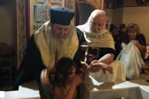 Βαπτίσεις παιδιών Ρομά από τον Επίσκοπο Κερνίτσης