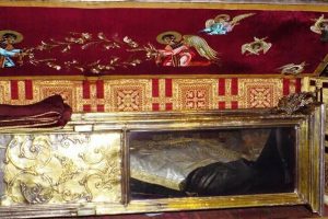 Αμέτρητοι πιστοί προσκυνούν το λείψανο του αγίου Διονυσίου του Ζακυνθινού