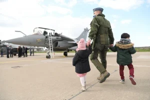 Τα παιδιά των ιπταμένων πιλότων έκλεψαν την παράσταση στην παρουσίαση των Rafale… ✔️ «O μπαμπάς μου έφερε τα Rafale… Ο πατέρας είναι πάντα ήρωας, πόσο μάλλον αν είναι πιλότος..»