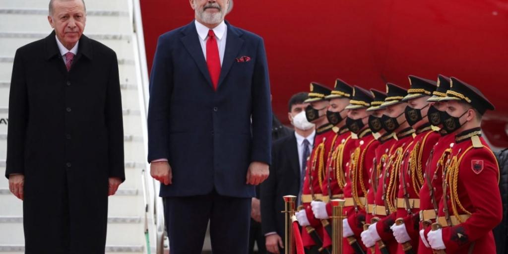 You are currently viewing Αλβανία: Ύμνοι Ράμα για τον Ερντογάν – Κίνηση με νόημα από τον Πρόεδρο Μέτα