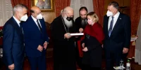 Μέλη της Παγκόσμιας Διακοινοβουλευτικής Ένωσης Ελληνισμού στον Αρχιεπίσκοπο Ιερώνυμο