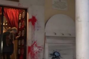 Τι σας φταίει ο ναός βρε ανόητοι;Βανδάλισαν την εκκλησία του ιερέα που κατηγορείται για βιασμό ανήλικης