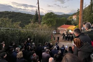 Συγκλονιστικές και συγκινητικές στιγμές στην πορεία του σκηνώματος του Μητροπολίτη Κοσμά για την τελευταία κατοικία-“Αγιος” φώναζαν οι πιστοί