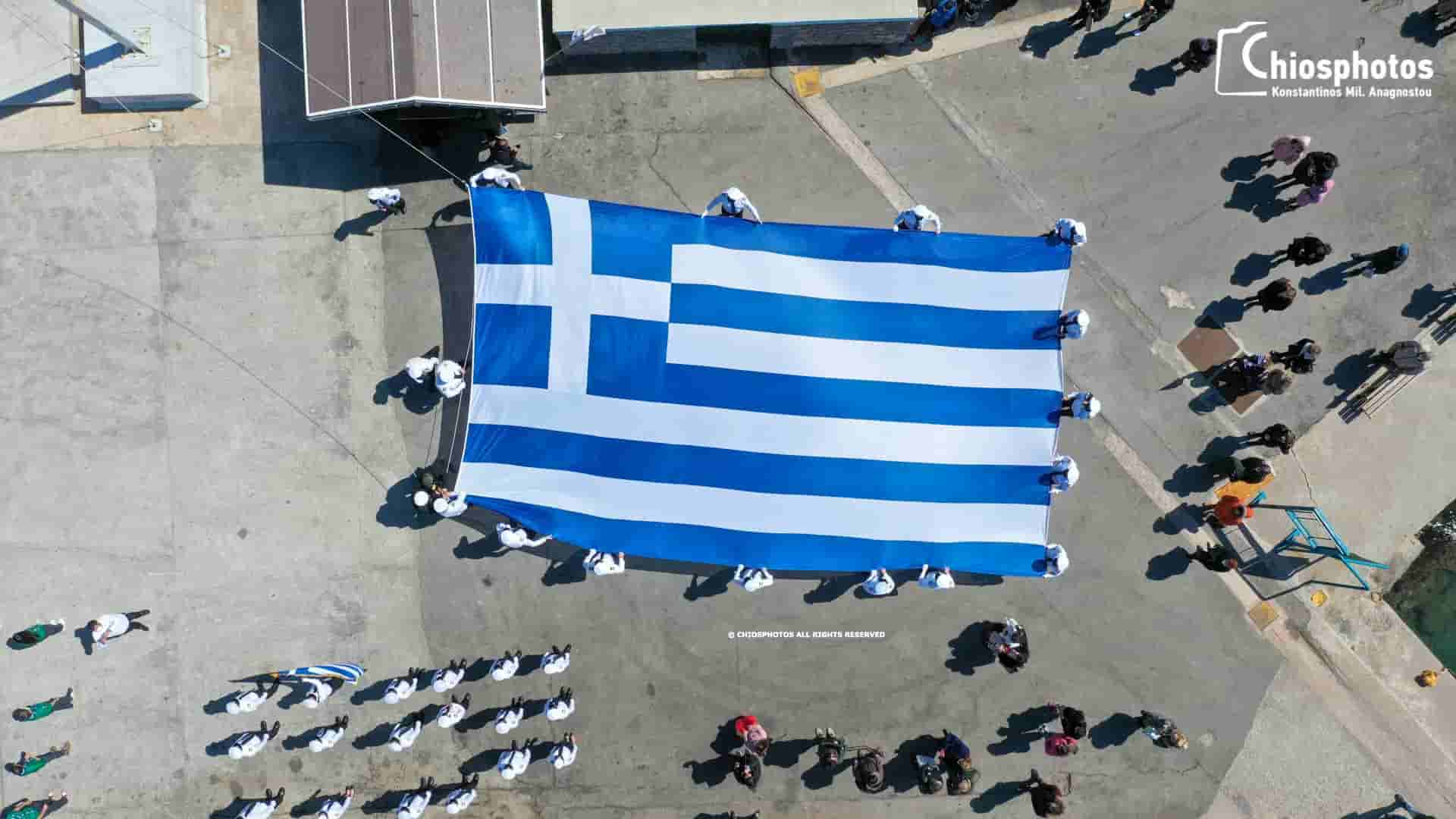 You are currently viewing Χίος: Υψώθηκε η μεγάλη Ελληνική Σημαία για την επέτειο της 25ης Μαρτίου έναντι της Μικράς Ασίας