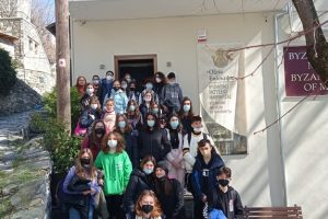 34 μαθητές του 1ου Γυμνασίου Βόλου μαζί με μαθητές Erasmus, στο Βυζαντινό Μουσείο Μακρινίτσας