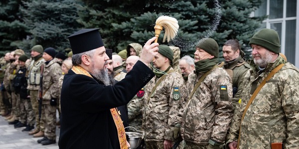 You are currently viewing Τάγμα του ουκρανικού στρατού επισκέφθηκε ο Μητροπολίτης Κιέβου Επιφάνιος