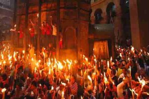 Χωρίς επίσημη υποδοχή η άφιξη του Αγίου Φωτός στην Ελλάδα;