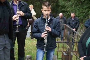 ΘΕΣΠΡΩΤΙΑ: Νεαρός έπαιξε με το κλαρίνο του τραγούδι στον τάφο του πατέρα του!