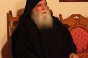 Ο ιερέας του Λιδωρικίου ζητάει δημόσια συγνώμη στον Γέροντα Μουλατσιώτη