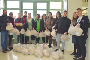 Μαθητές και μαθήτριες αγοράζουν τρόφιμα, μαγειρεύουν και δίνουν φαγητό σε άπορους!
