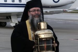 Κυβερνητική παρέμβαση από το Μαξίμου για το Άγιο Φως; – Ποιοι ακυρώνουν το ισχύον Τυπικό και γιατί;  Ποιοι δεν θέλουν να αποδοθούν τιμές κατά την υποδοχή;